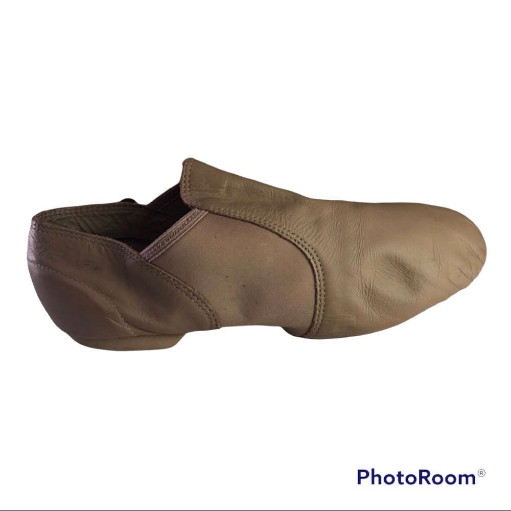 right foot* dance shoe w/ low heel size 10M nude